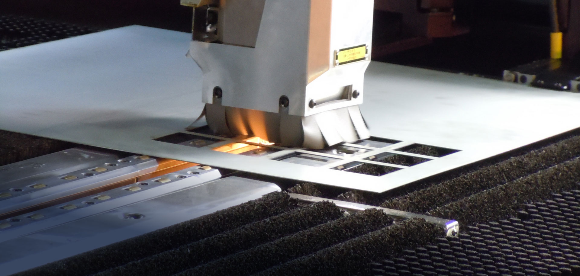 試作から量産までを一貫生産で対応します レーザー加工・精密板金加工・板金プレス加工・溶接加工